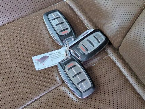 Used 2017 Chrysler Pacifica Limited image 35