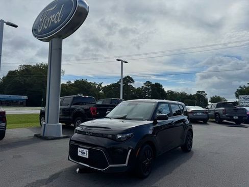 Used 2023 Kia Soul LX image 1