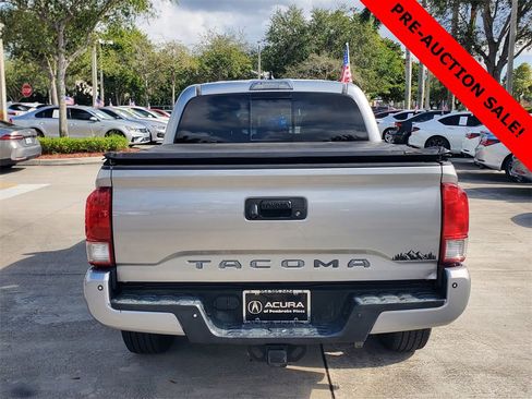 Used 2017 Toyota Tacoma TRD Sport image 6
