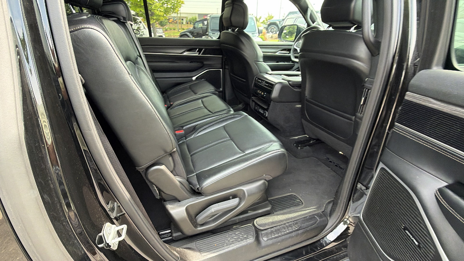 Used 2024 Jeep Wagoneer L Series II w/ Flexible Seating Group AWD/4WD image 21
