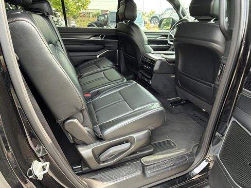 Used 2024 Jeep Wagoneer L Series II w/ Flexible Seating Group AWD/4WD image 21