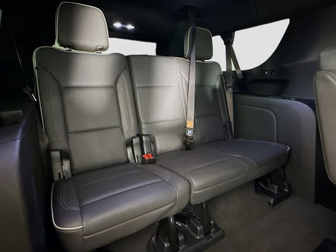 Used 2024 Chevrolet Suburban Premier image 28