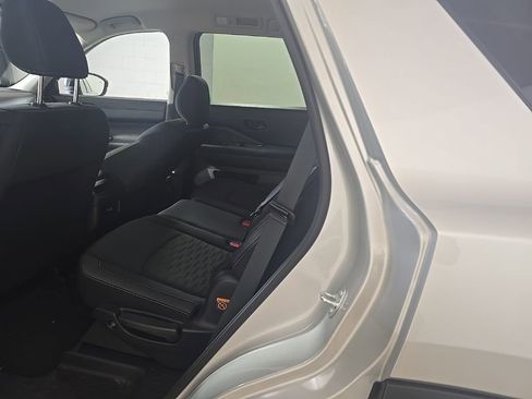 Used 2025 Nissan Pathfinder S image 12