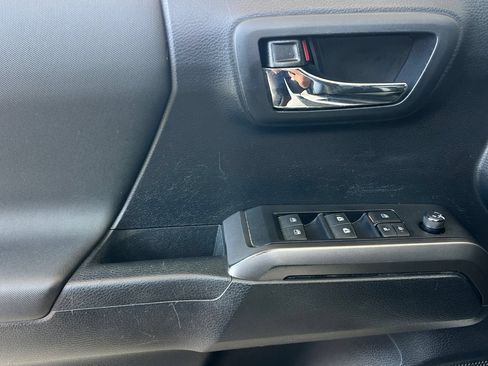 Used 2019 Toyota Tacoma TRD Off-Road w/ TRD Premium Off Road Package AWD/4WD image 12
