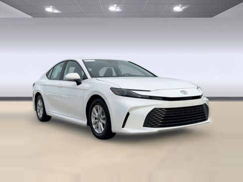 Used 2025 Toyota Camry LE image 7