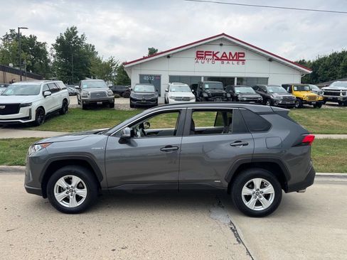Used 2021 Toyota RAV4 XLE w/ Convenience Package image 2