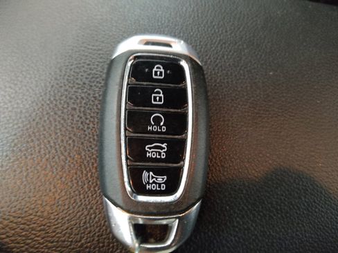 Used 2022 Hyundai Elantra Limited FWD image 32
