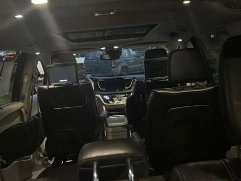 Used 2023 Chrysler Pacifica Limited w/ Uconnect Theater Family Group image 30