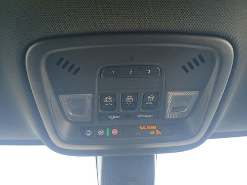 Used 2023 Chevrolet Traverse Premier image 29