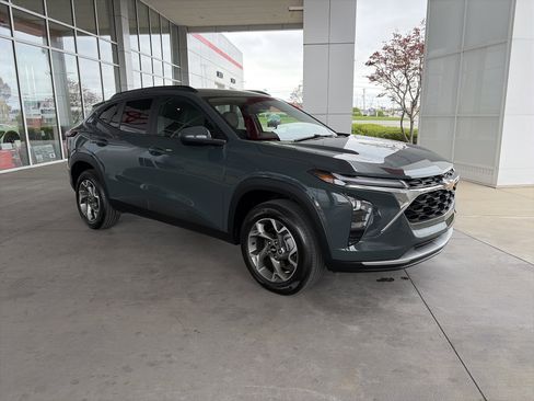 Used 2025 Chevrolet Trax LT image 3