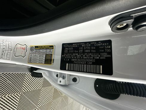 Used 2025 Hyundai Venue SEL image 12