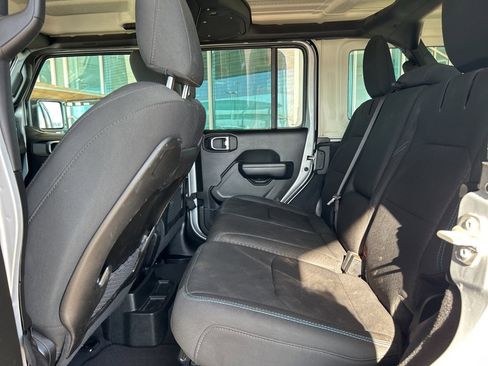 Used 2024 Jeep Wrangler Unlimited Rubicon 4xe image 10