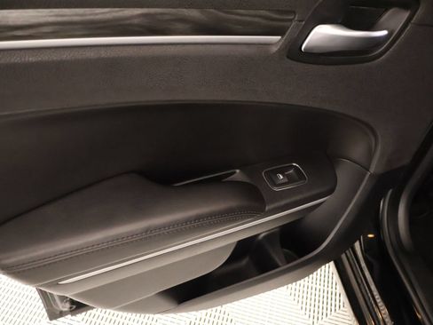 Used 2019 Chrysler 300 Touring w/ Chrome Appearance Package RWD image 15