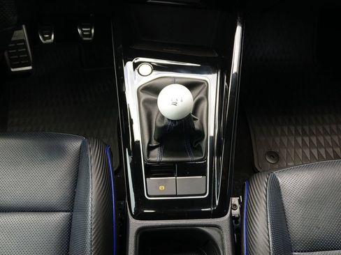 Used 2024 Volkswagen Golf R AWD/4WD image 10