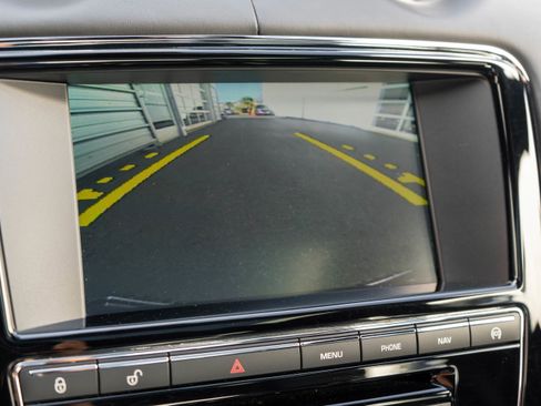 Used 2015 Jaguar XJ RWD image 18