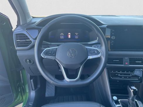 Certified 2025 Volkswagen Taos SE image 12