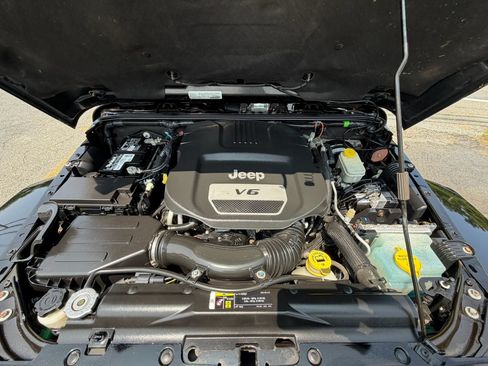 Used 2017 Jeep Wrangler Unlimited Sahara w/ Connectivity Group AWD/4WD image 38