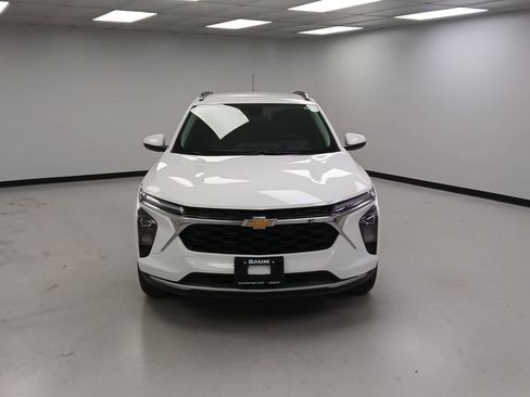 Used 2025 Chevrolet Trax LT w/ LT Convenience Package image 3
