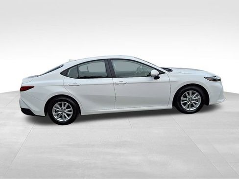 Used 2025 Toyota Camry LE image 9