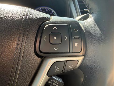 Used 2018 Toyota Highlander XLE AWD/4WD image 15