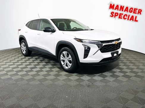 Used 2025 Chevrolet Trax LS FWD image 1