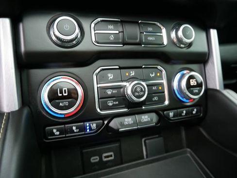 Used 2023 GMC Yukon XL SLT w/ SLT Premium Package image 26