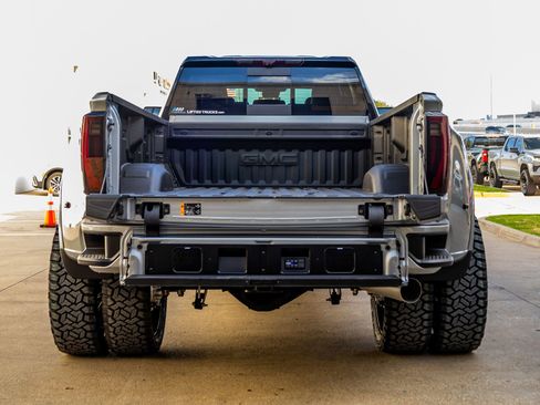 Used 2026 GMC Sierra 3500 Denali Ultimate image 9