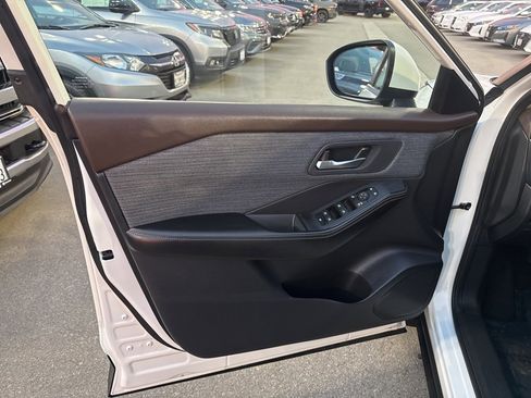 Used 2023 Nissan Rogue SV image 14