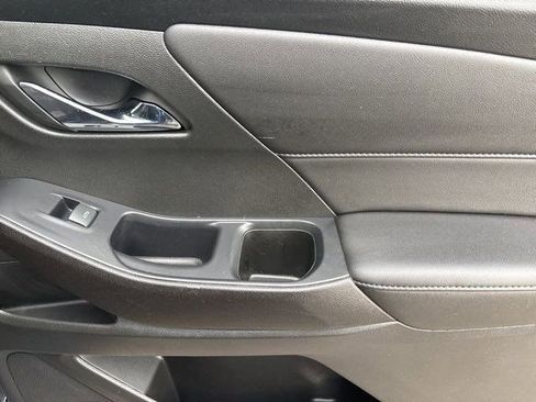 Used 2022 Chevrolet Traverse LT w/ Midnight/Sport Edition image 38