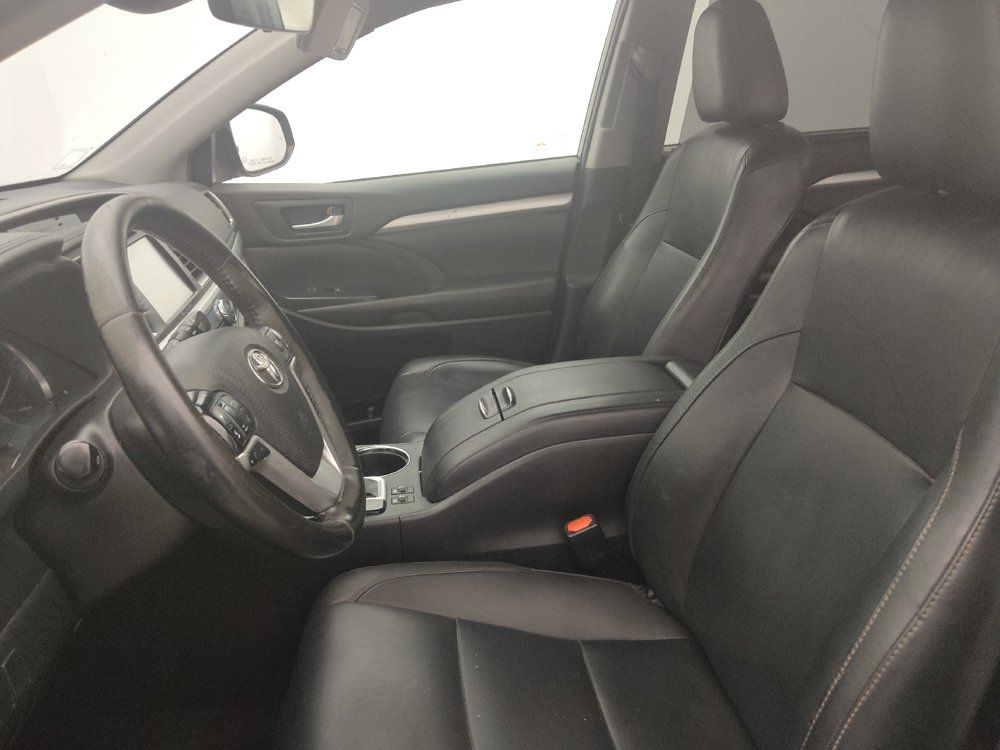 Used 2019 Toyota Highlander XLE AWD/4WD image 17