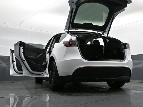 Used 2022 Tesla Model Y Long Range image 36
