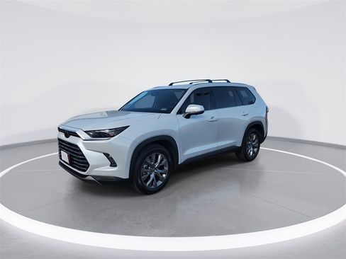 Used 2025 Toyota Grand Highlander AWD image 4