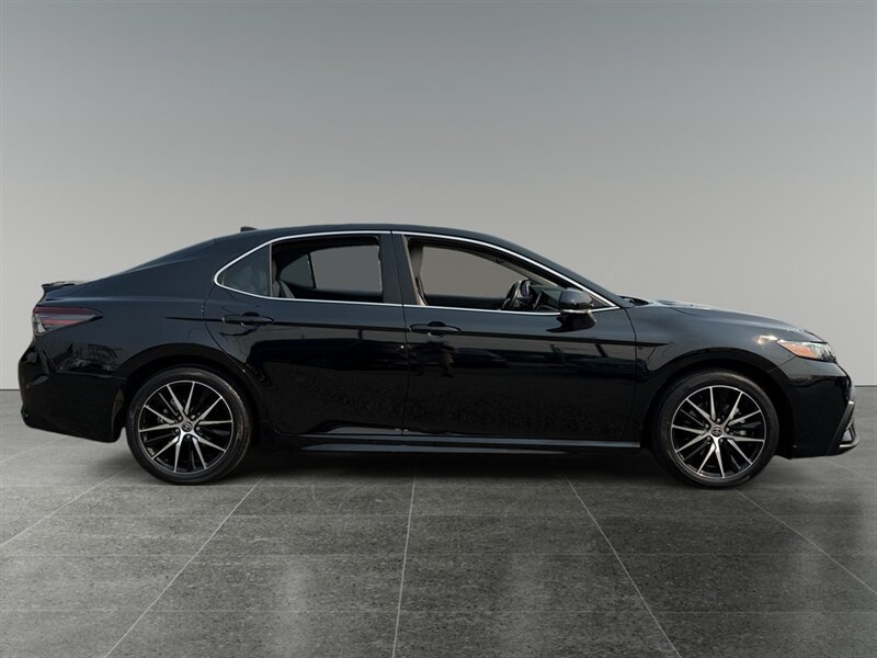 Used 2023 Toyota Camry SE FWD image 7