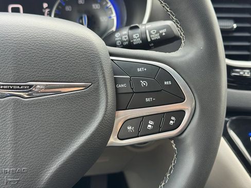 Used 2023 Chrysler Pacifica Touring-L FWD image 23