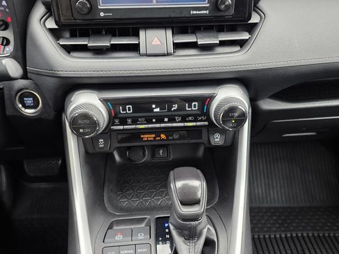 Used 2021 Toyota RAV4 XLE AWD/4WD image 16