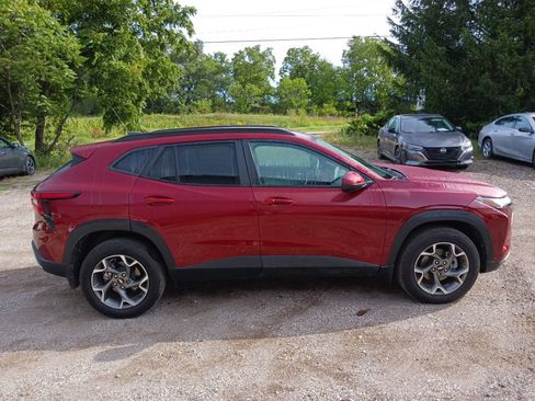 Used 2025 Chevrolet Trax LT w/ LT Convenience Package FWD image 3