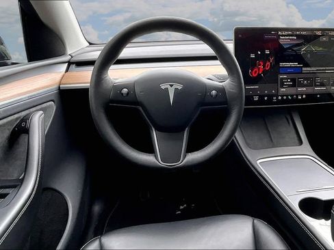 Used 2024 Tesla Model Y Long Range AWD/4WD image 8