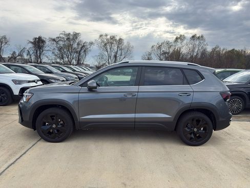 New 2026 Volkswagen Taos SE FWD image 8