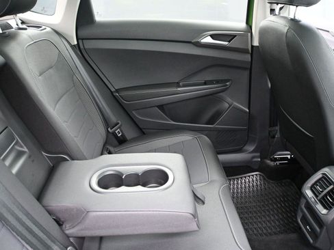 Certified 2025 Volkswagen Taos SE image 21