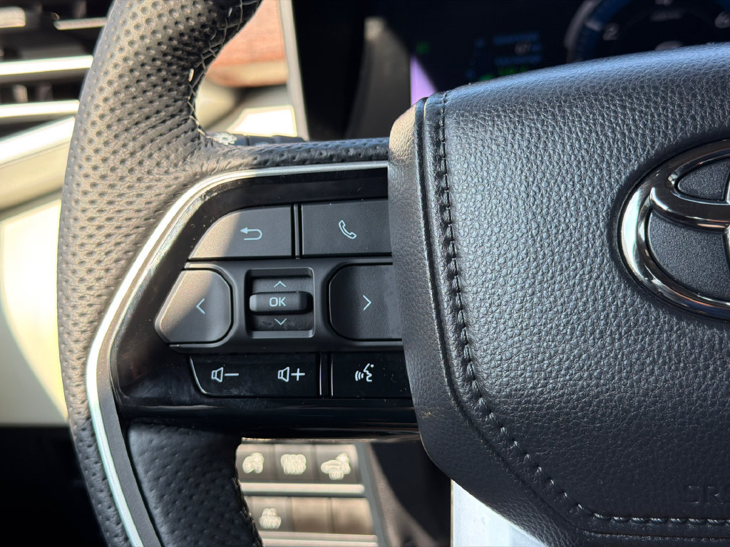Used 2025 Toyota Sequoia Capstone AWD/4WD image 32