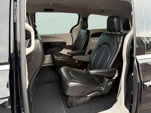 Used 2024 Chrysler Pacifica Touring-L FWD image 4
