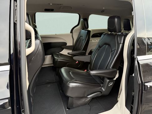 Used 2024 Chrysler Pacifica Touring-L FWD image 4