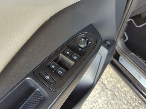 Used 2023 Volkswagen Taos SE w/ Black Wheel Package image 17