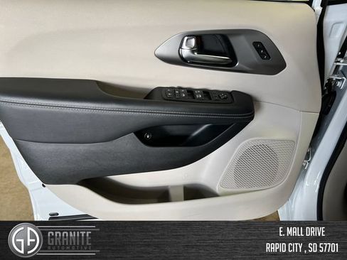 Used 2024 Chrysler Pacifica Limited FWD image 11