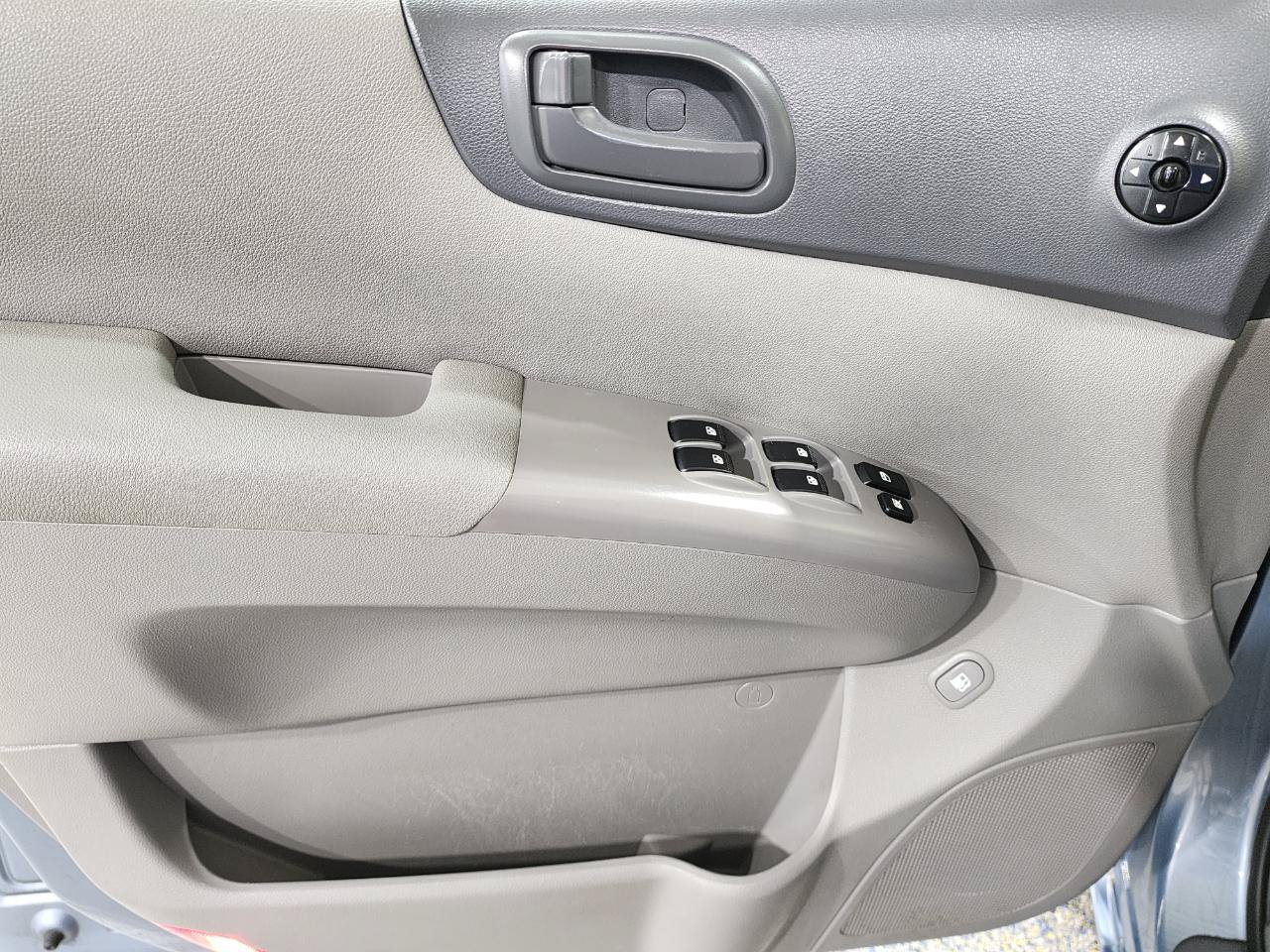 Used 2014 Kia Sedona LX FWD image 11