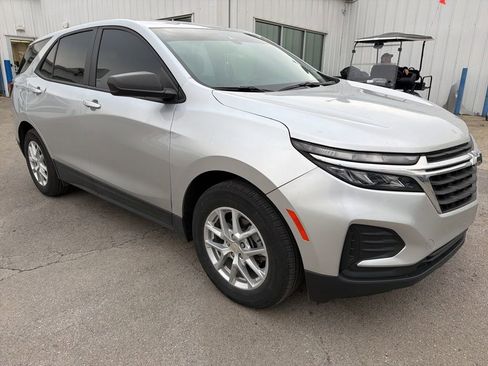 Used 2022 Chevrolet Equinox LS image 2