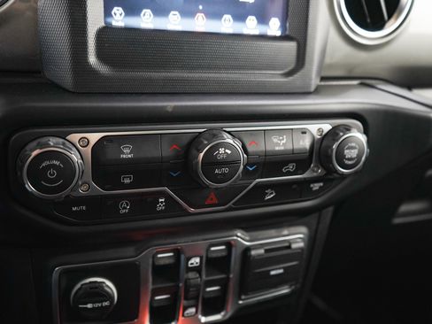 Used 2020 Jeep Wrangler Unlimited Sahara AWD/4WD image 21