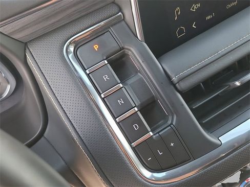 Used 2024 GMC Yukon XL SLT image 36