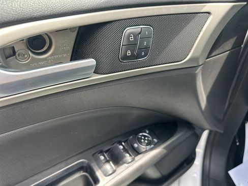 Used 2013 Ford Fusion SE FWD image 9