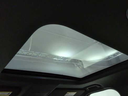 Used 2020 Land Rover Discovery HSE image 18